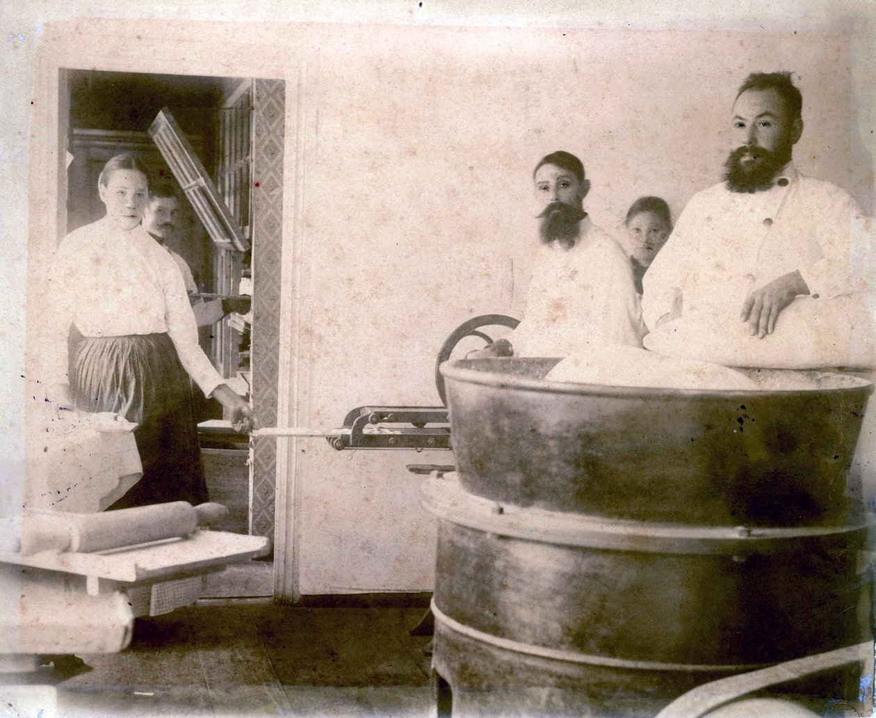 Production of mineral water cake, Yessentuki, Russia, 1900s by Unbekannt