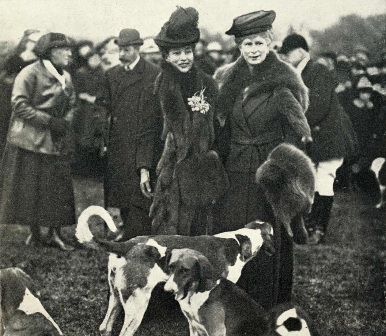 Queen Mary and Queen Alexandra at a meeting of the West Norfolk Hunt in 1920 by Unbekannt