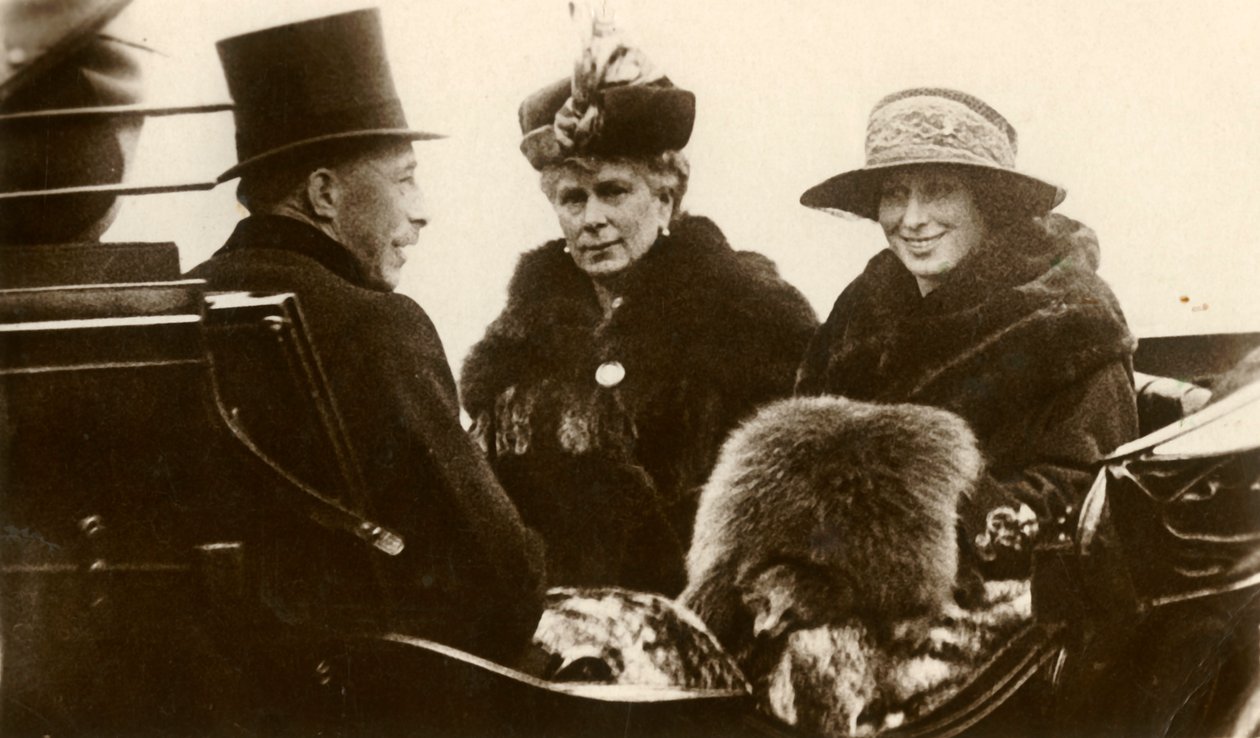 Queen Mary with the Princess Royal and Viscount Lascelles, 1923 by Unbekannt
