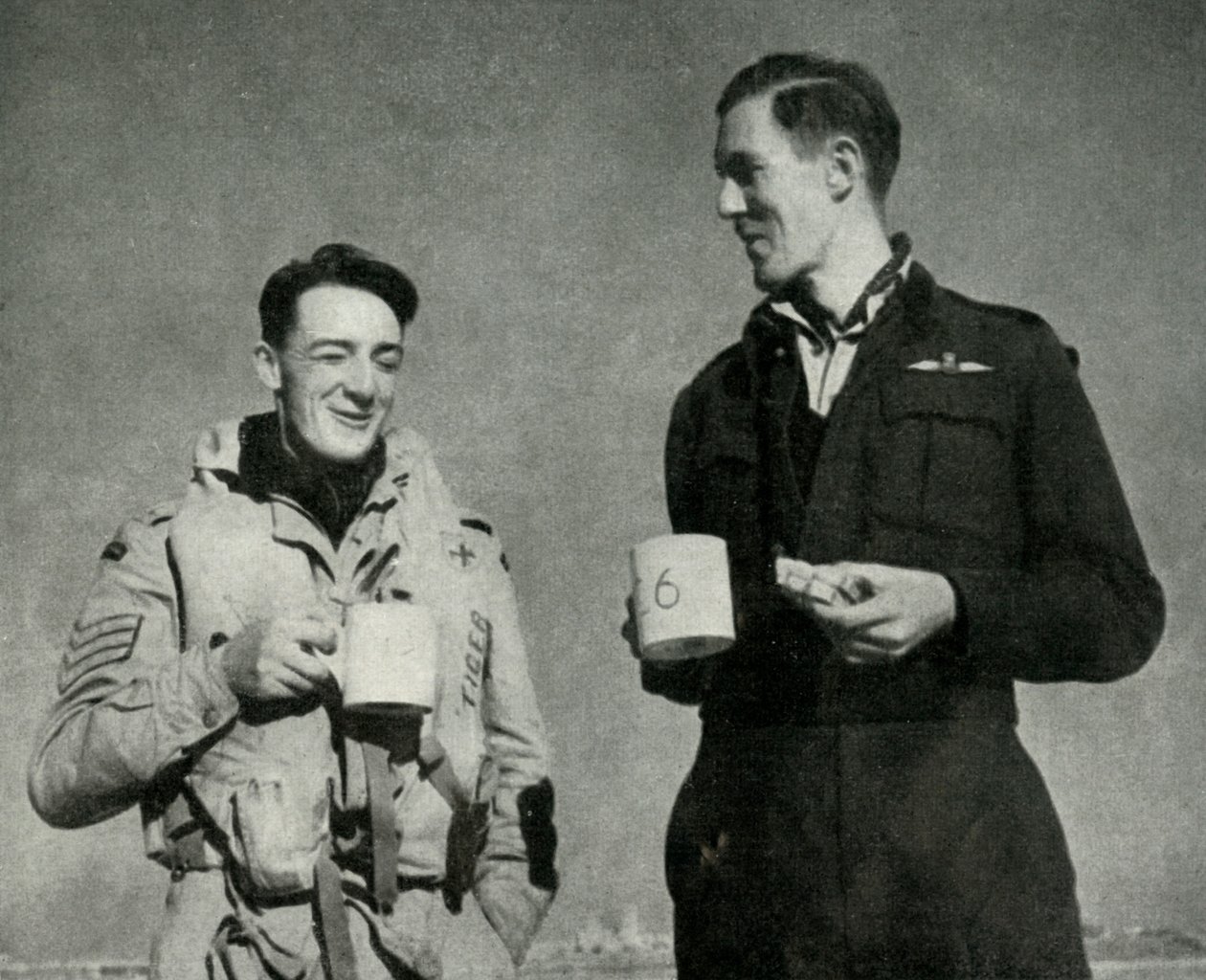 RAF personnel enjoying a cup of tea, Malta, World War II, 1942-1944 by Unbekannt