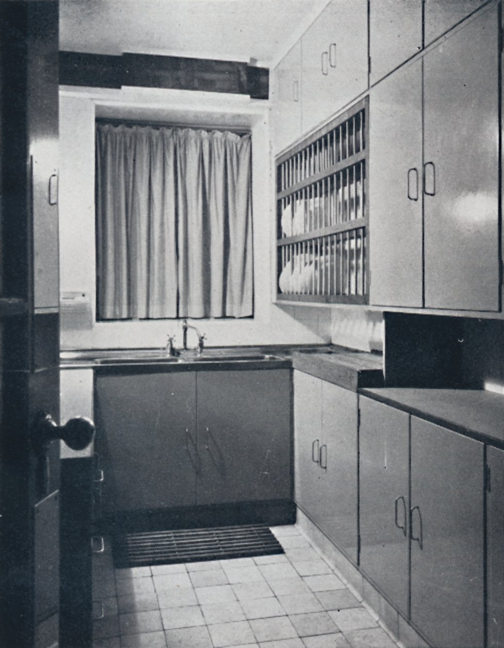 R. W. Symonds and Partner, L. & A.R.I.B.A. - Kitchen: Putty-coloured cellulosed fitments, stainless by Unbekannt