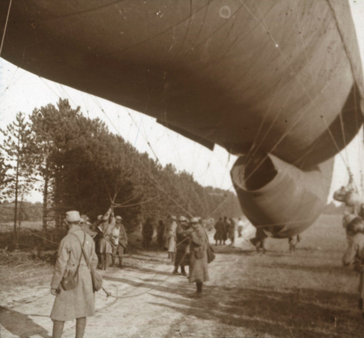 Raising of an observation balloon, Somme, northern France, 1916 by Unbekannt