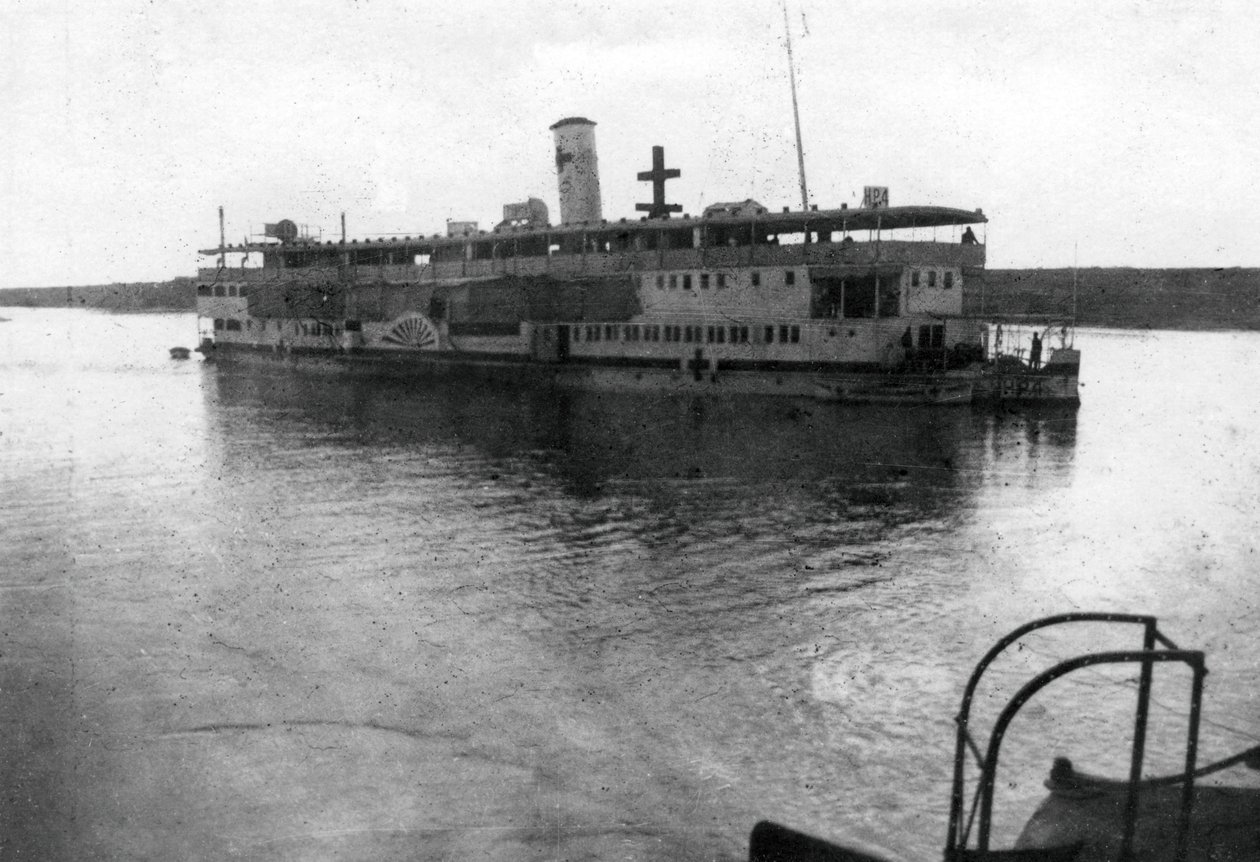 Red Cross river boat going up the Tigris River, Mesopotamia, WWI, 1918 by Unbekannt