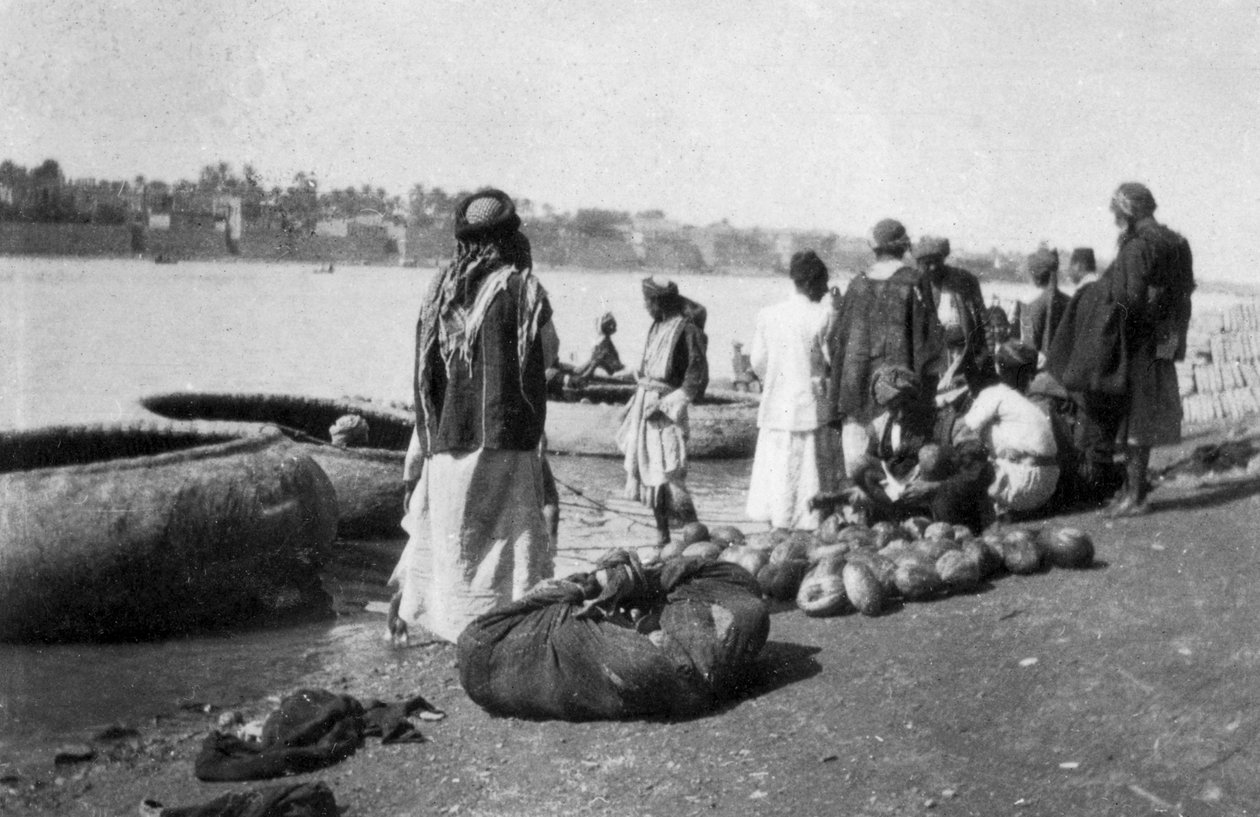 River craft laden with melons, Tigris River, Baghdad, Iraq by Unbekannt