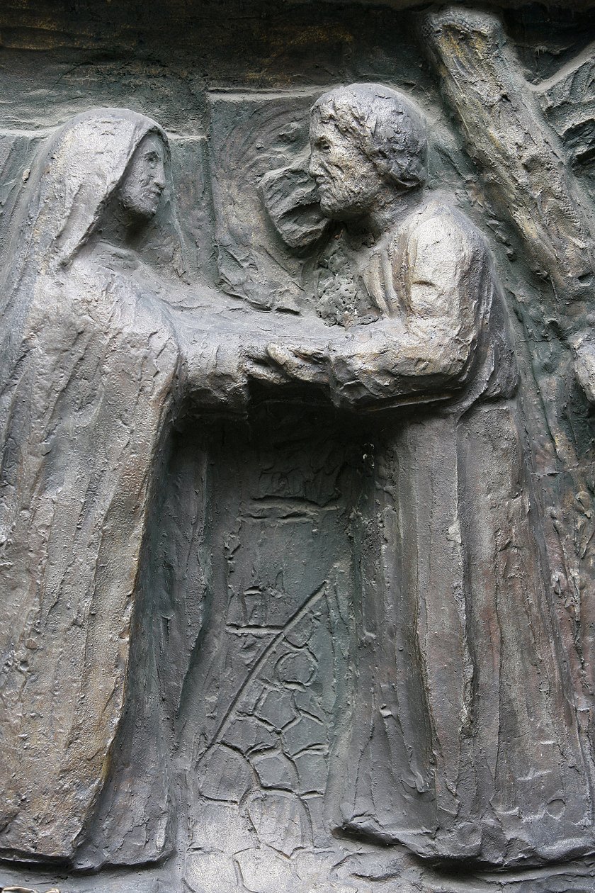 Saint-Pierre de Montmartre Church: Notre Dame Door Sculpture: Jesus Meets His Mother on the Via Dolorosa, Paris, France by Unbekannt