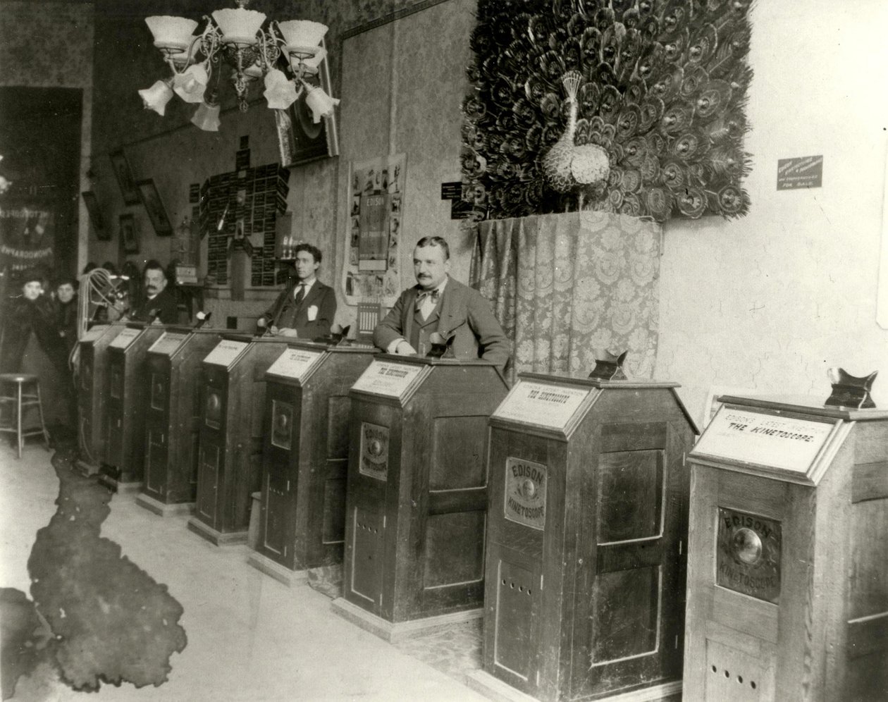 San Francisco Parlor with Kinetoscopes, 1894-1895 by Unbekannt