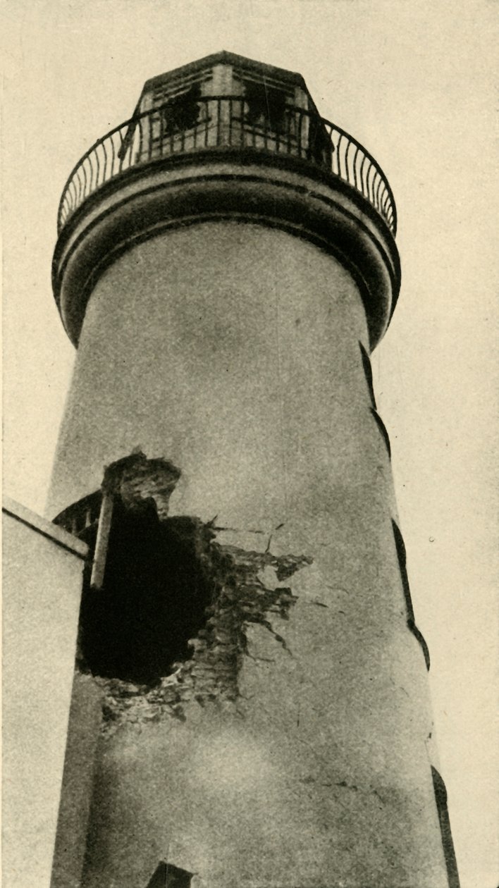 Scarborough lighthouse hit by a German bomb, First World War, December 1914, c1920 by Unbekannt
