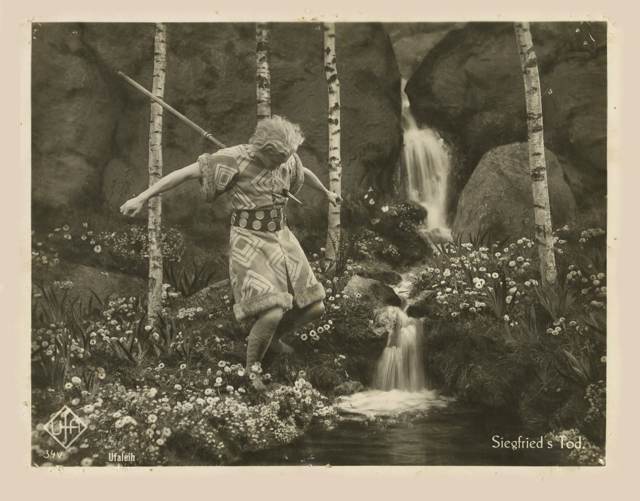 Scene from the film Die Nibelungen: Siegfried by Fritz Lang by Unbekannt