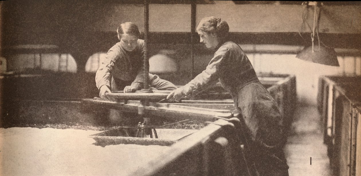 Screwing Down the Yeast in a Burton-On-Trent Brewery, c1916, 1935 by Unbekannt