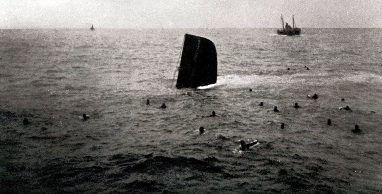 Shipwreck of the Republican submarine B6, August 1936 by Unbekannt