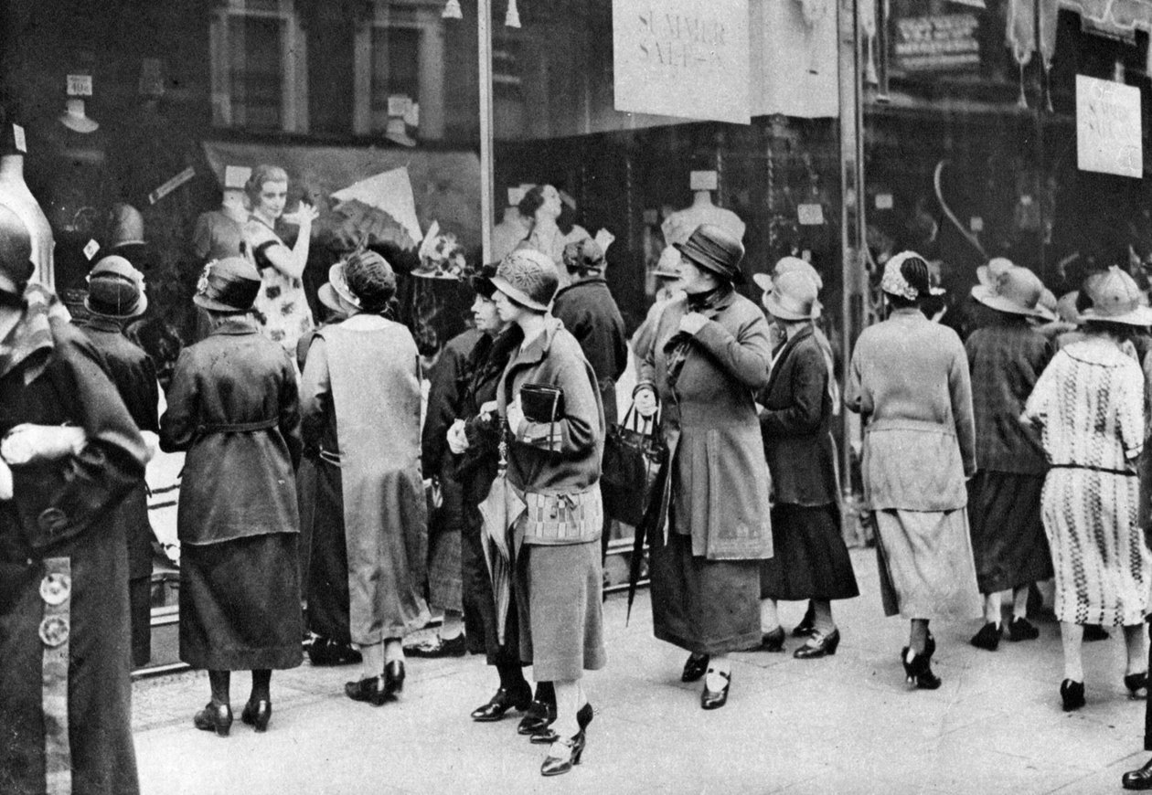 Shoppers in Kensington High Street, London, 1926-1927 by Unbekannt