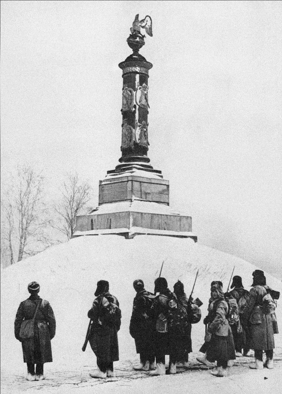 Soviet soldiers at the monument to the heroes of the War of 1812 in the village of Tarutino Kaluga by Unbekannt