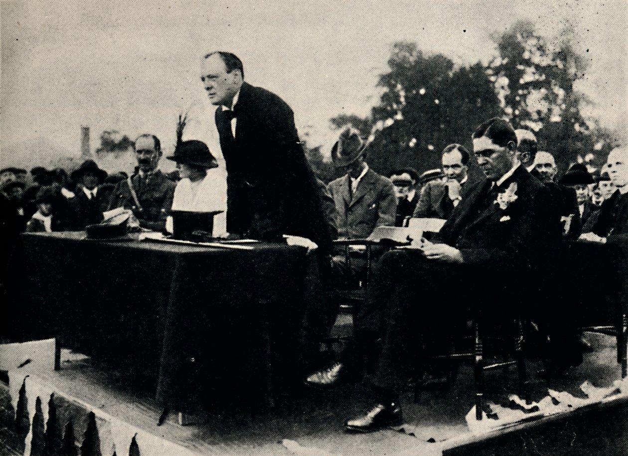 Speaking at Enfield Munitions Works, 1917 by Unbekannt