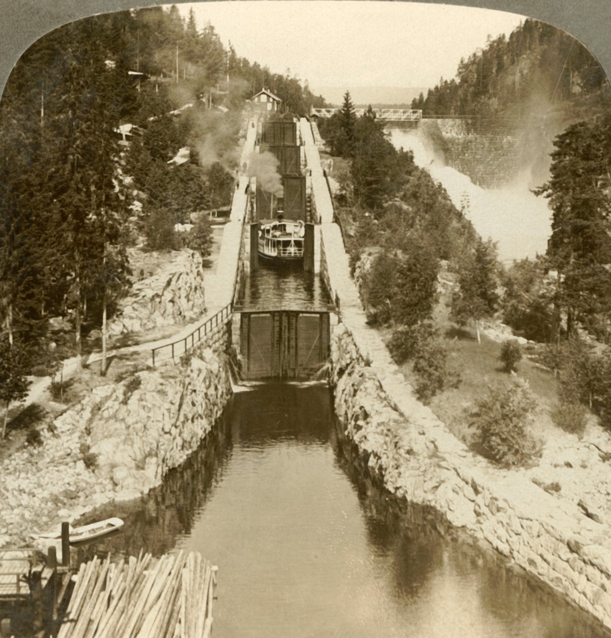 Steamboat Climbing a Hill Beside Vrang Waterfall, by Locks in Bandak-Nordsjo, Norway by Unbekannt