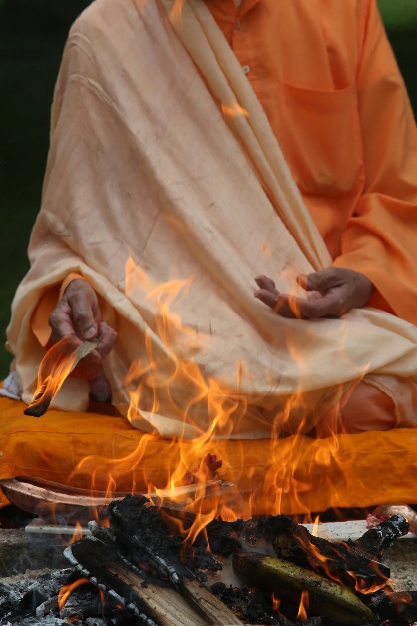 Swami Veetamohanda Performing the Homa Fire Ritual in the Garden of the Ramakrishna Vedantic Center, Gretz by Unbekannt