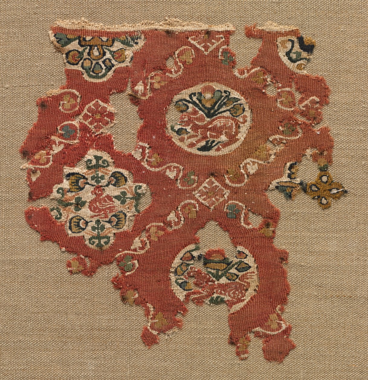 Tapestry with lattice of animals in medallions, 600s-700s by Unbekannt