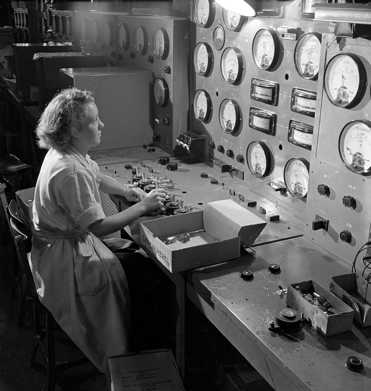 Testing electronic valves, Mitcham by Unbekannt