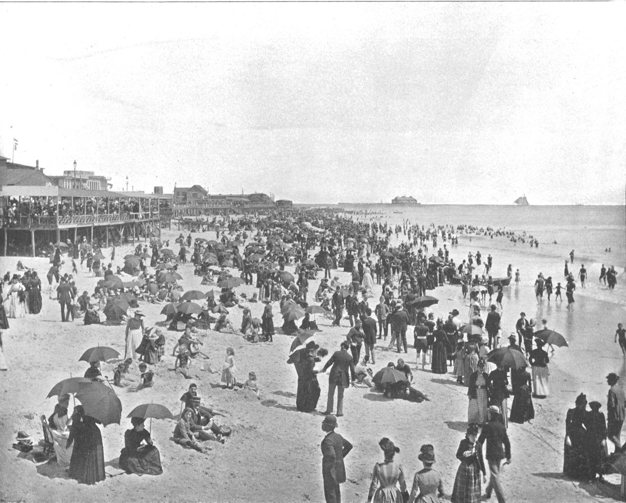 The Beach at Atlantic City, New Jersey, USA, c1900 by Unbekannt