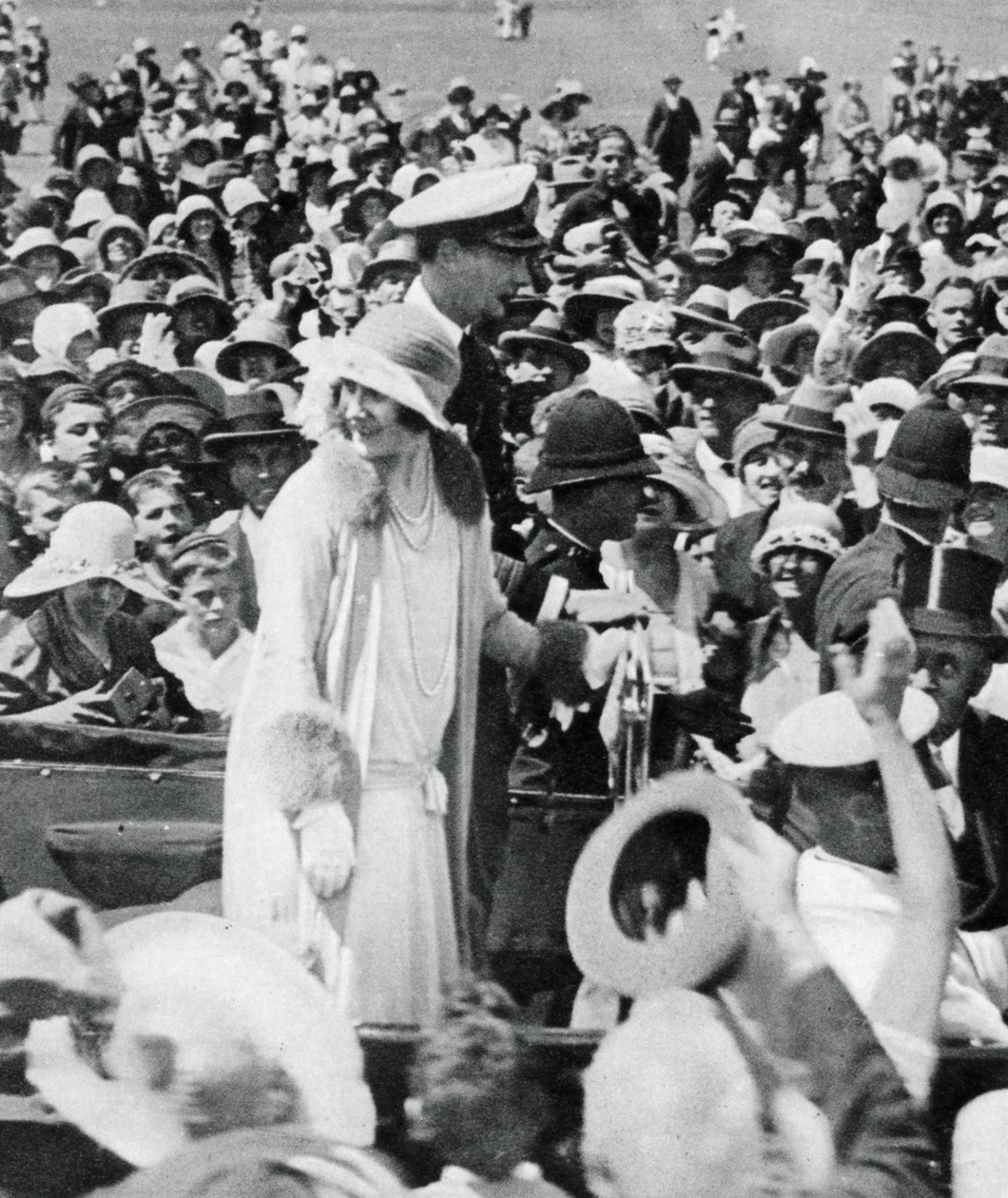 The Duke and Duchess Mobbed by Crowds in Auckland by Unbekannt
