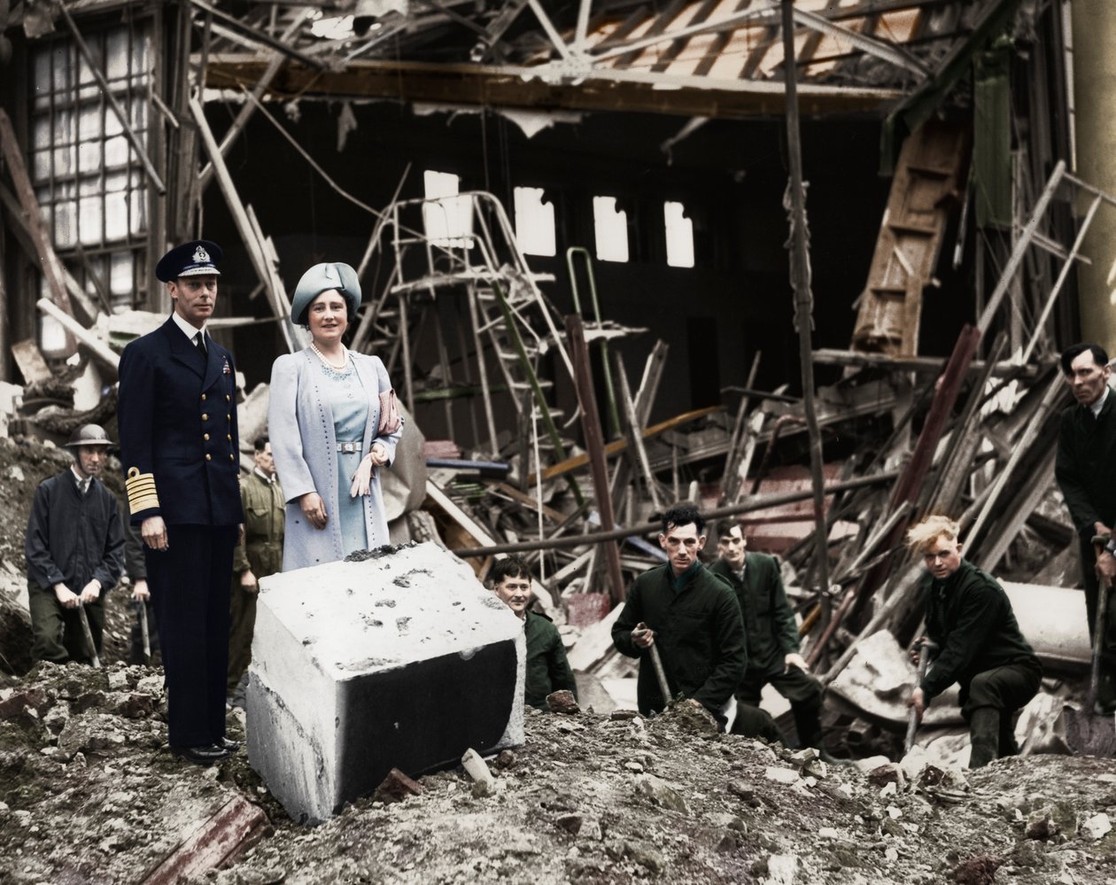 The King and Queen survey bomb damage, Buckingham Palace, London, WWII, 1940 by Unbekannt