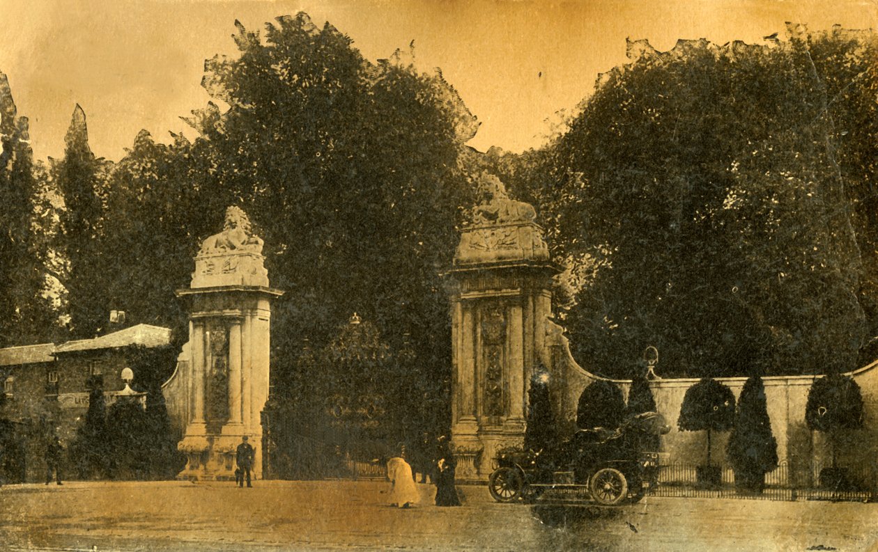 The Lion Gates, Hampton Court, London, 1910 by Unbekannt