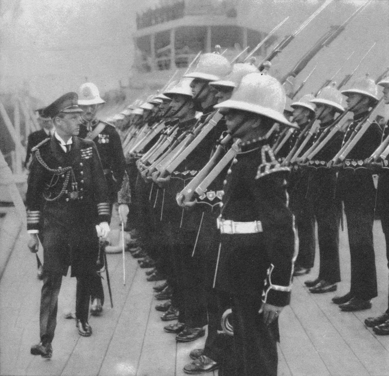 The Prince of Wales inspecting marines at Portsmouth, Hampshire, 1921 by Unbekannt