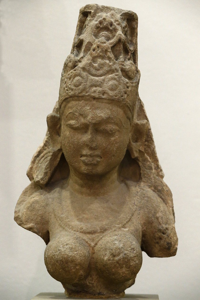 Yogini. 800-900. Pratihara Period. Sandstone. Central India (Madhya Pradesh). Victoria and Albert Museum, United Kingdom by Unbekannt