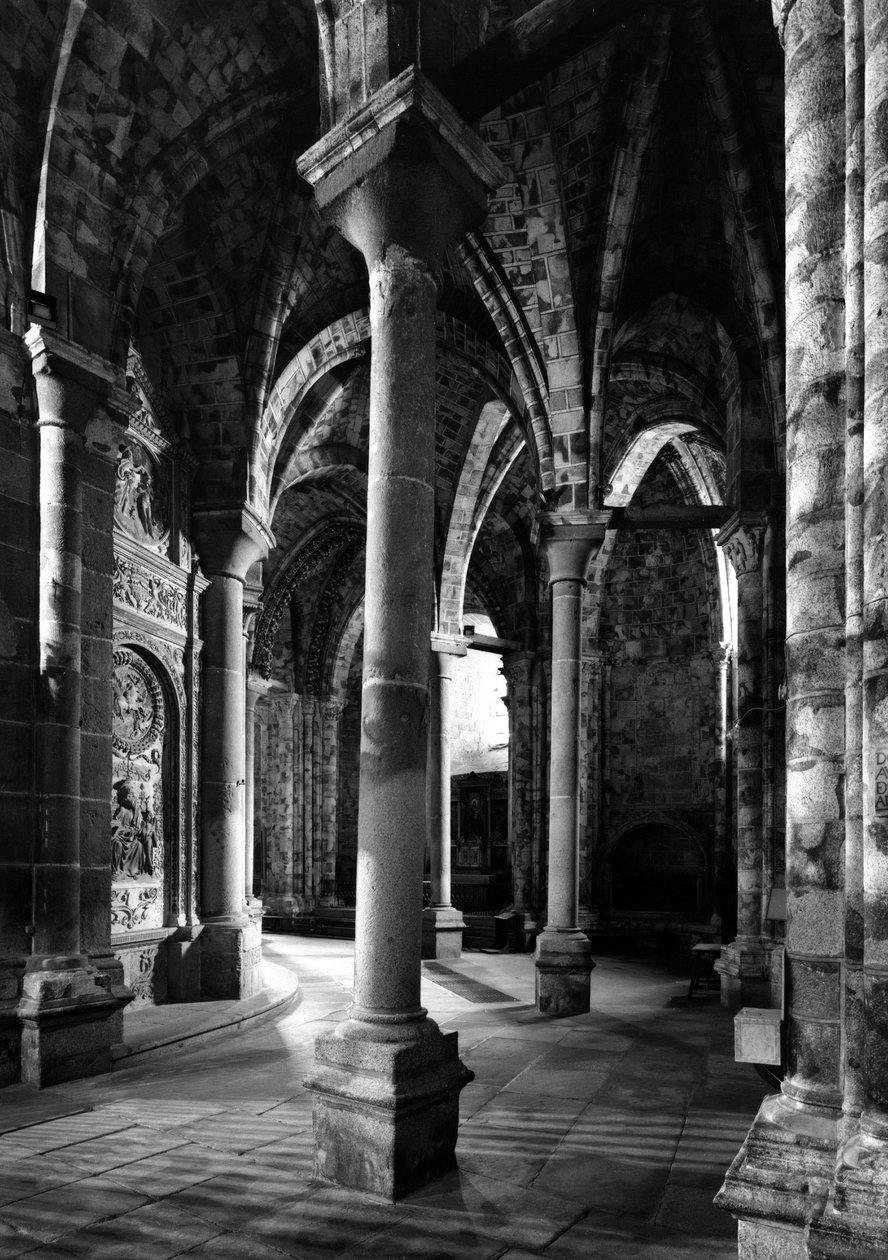The ambulatory and the so-called Radiant Chapel. Cathedrale Saint Savior. 12th-15th century. Avila, Spain by Unbekannt