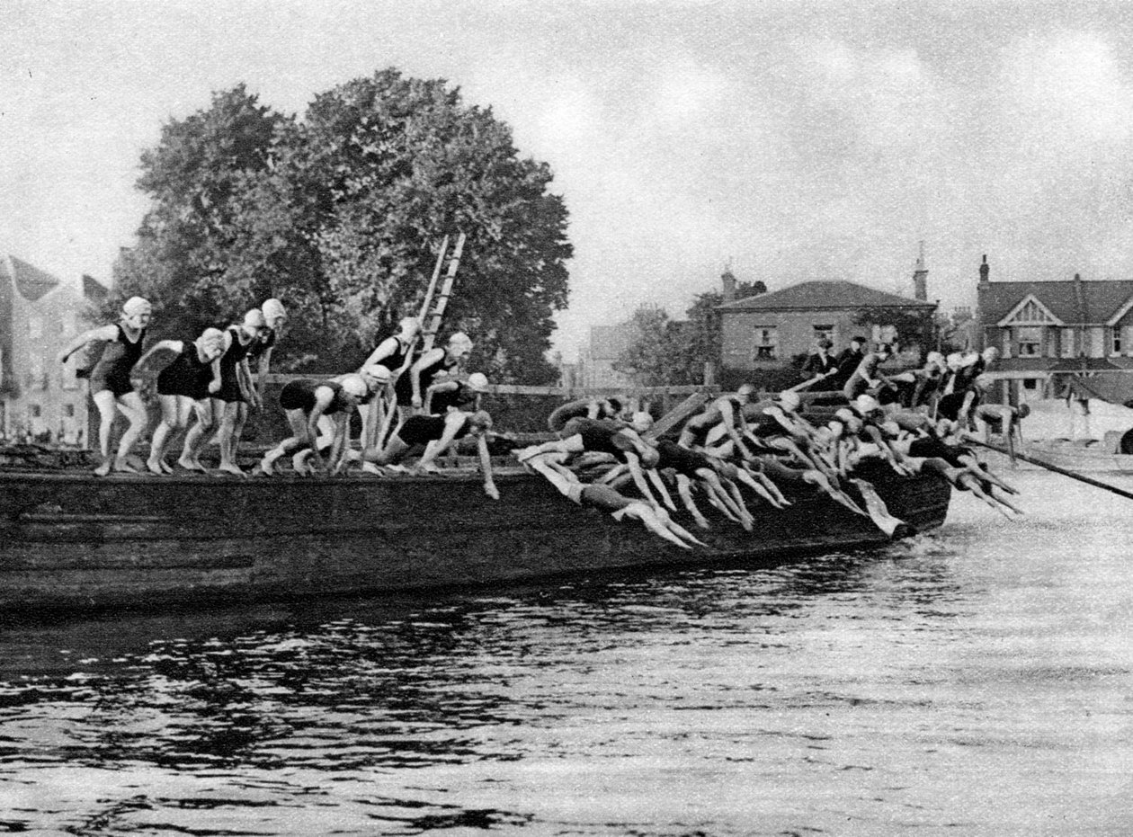 The annual Kew to Putney ladies swimming race, London by Unbekannt