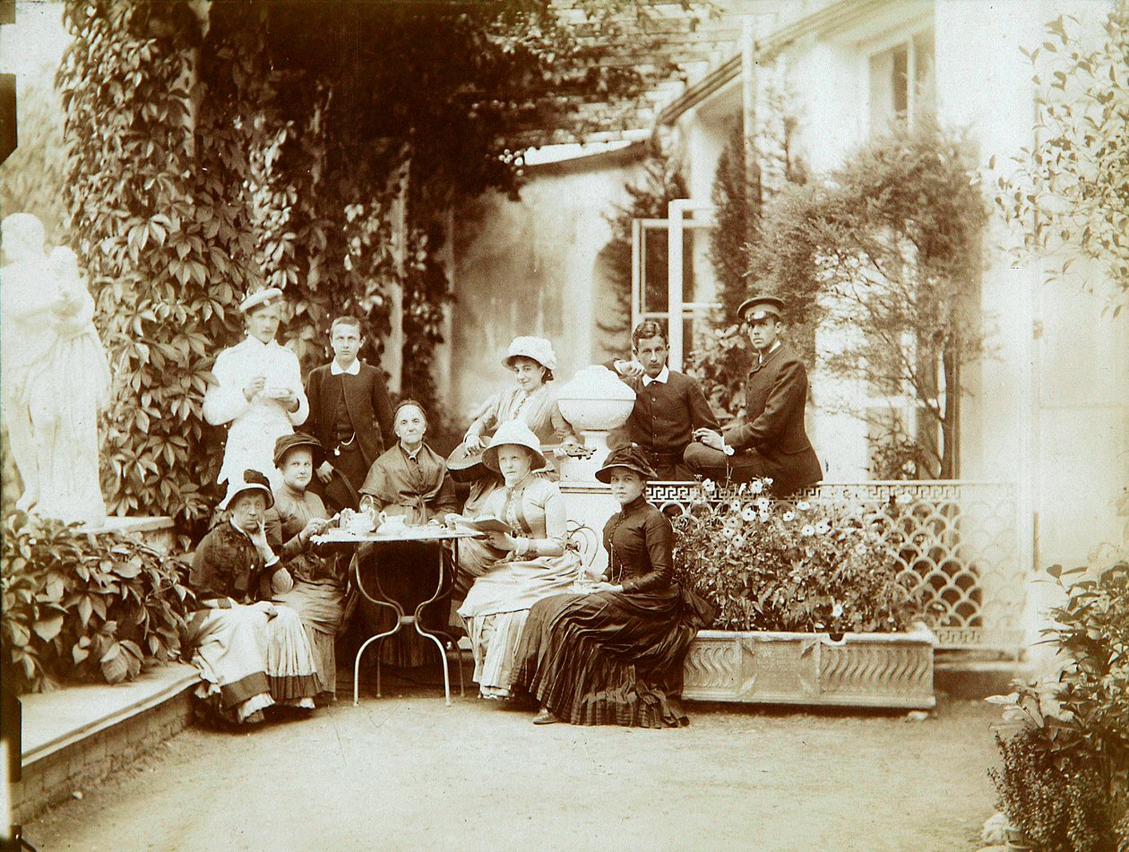 The family of Duke Fyodor Uvarov at their country estate, Porechye, Russia by Unbekannt