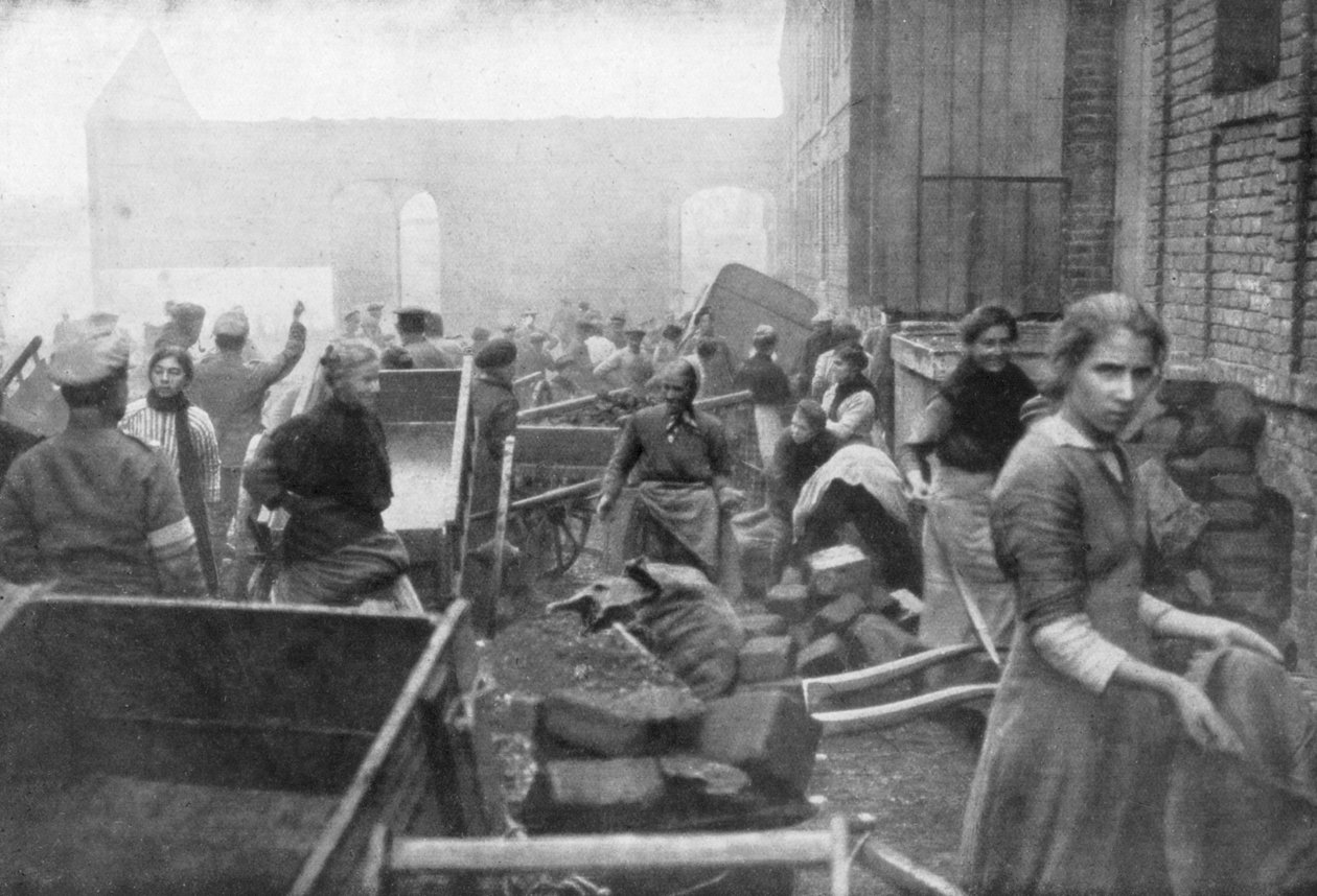 The Inhabitants of Caudry Come to Seek Food from the British Army, France, 1918 by Unbekannt