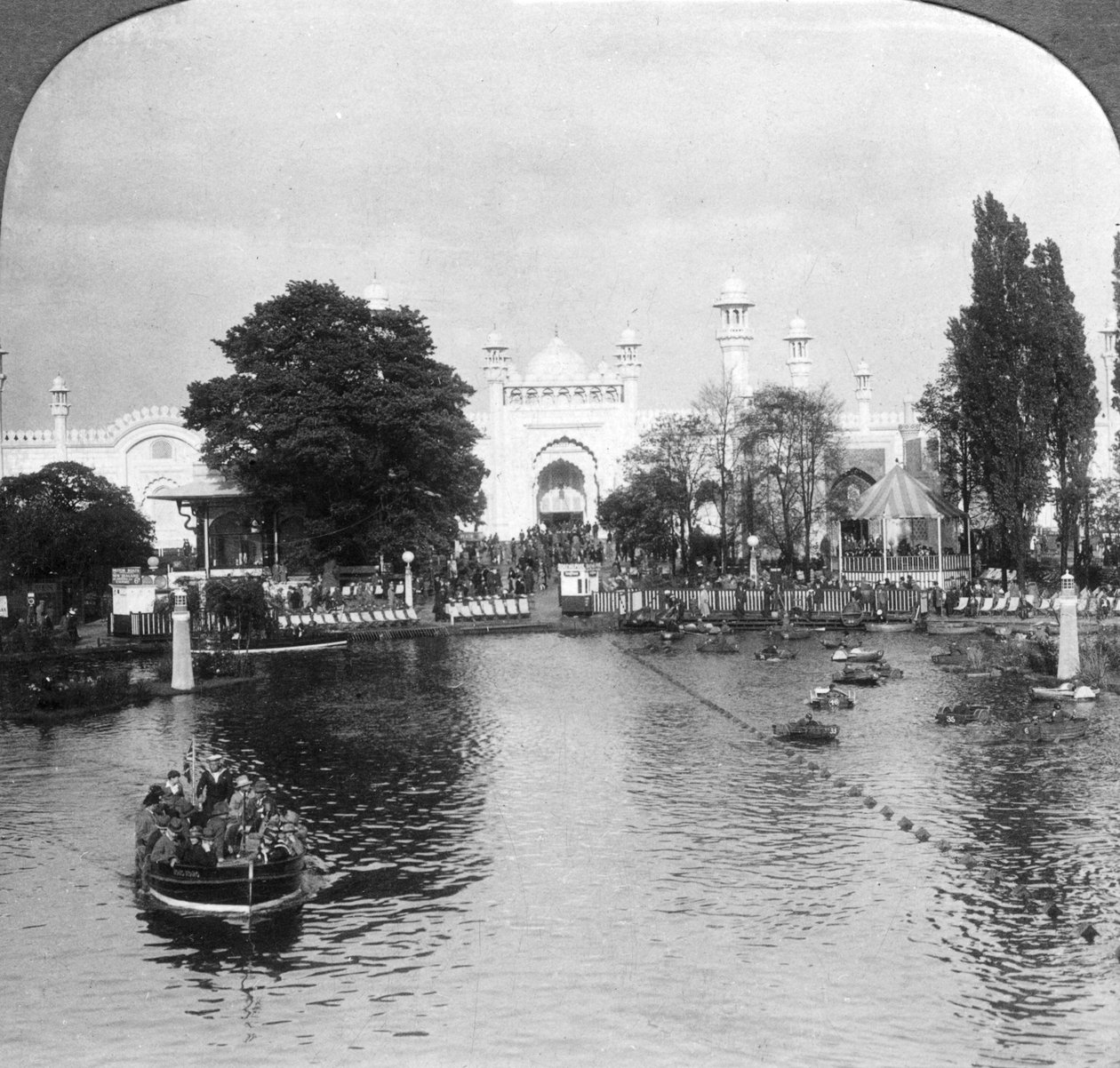 The Lake at the British Empire Exhibition, Wembley, London by Unbekannt