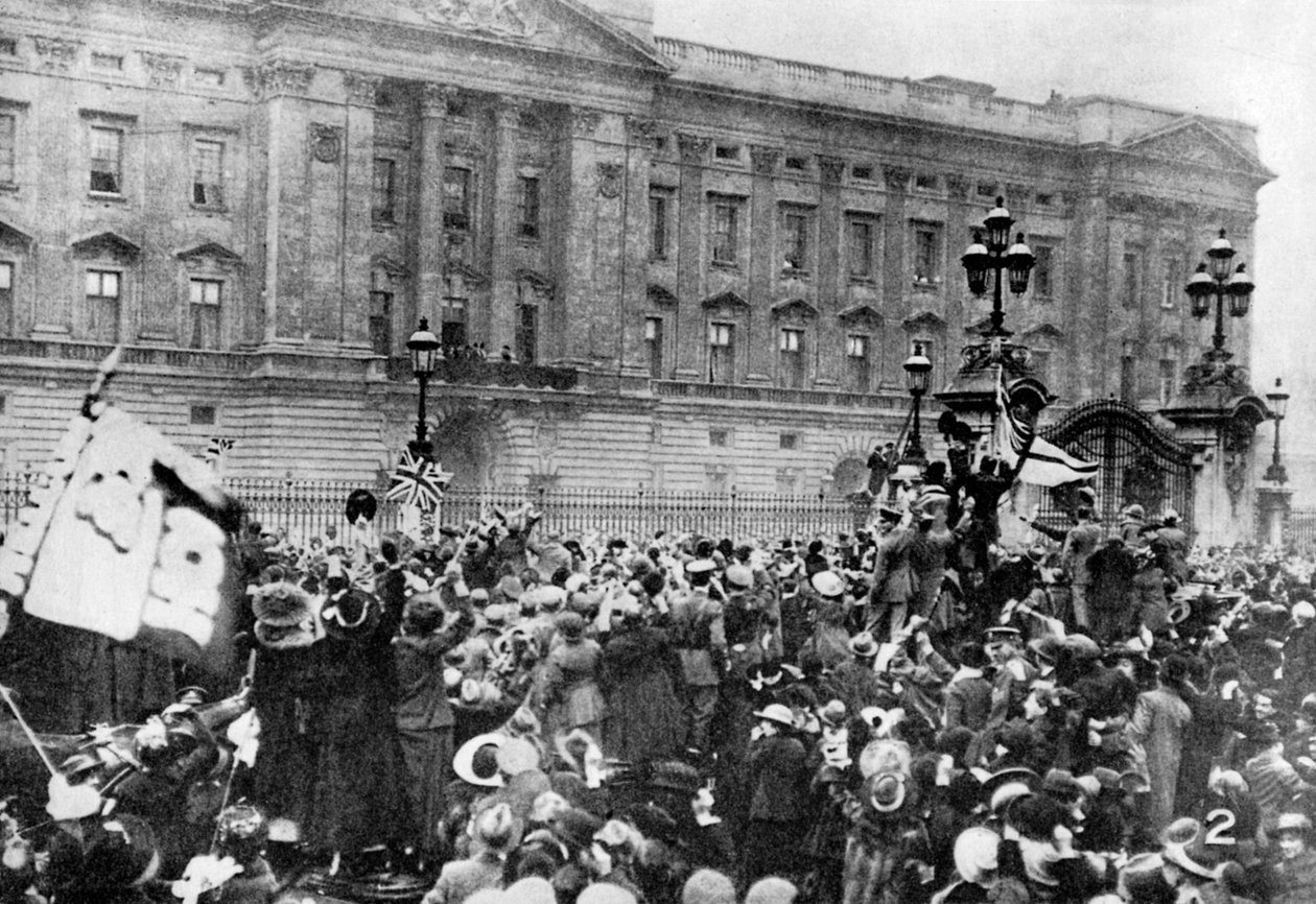 The Official Notice of the Armistice Being Read, Buckingham Palace, 1918, 1936 by Unbekannt
