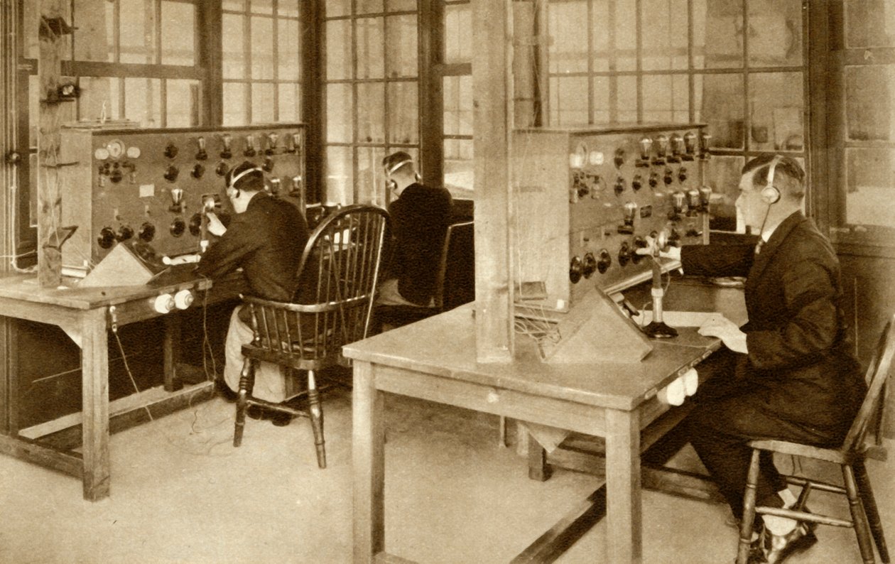 The wireless transmission room at Croydon Aerodrome, south London by Unbekannt