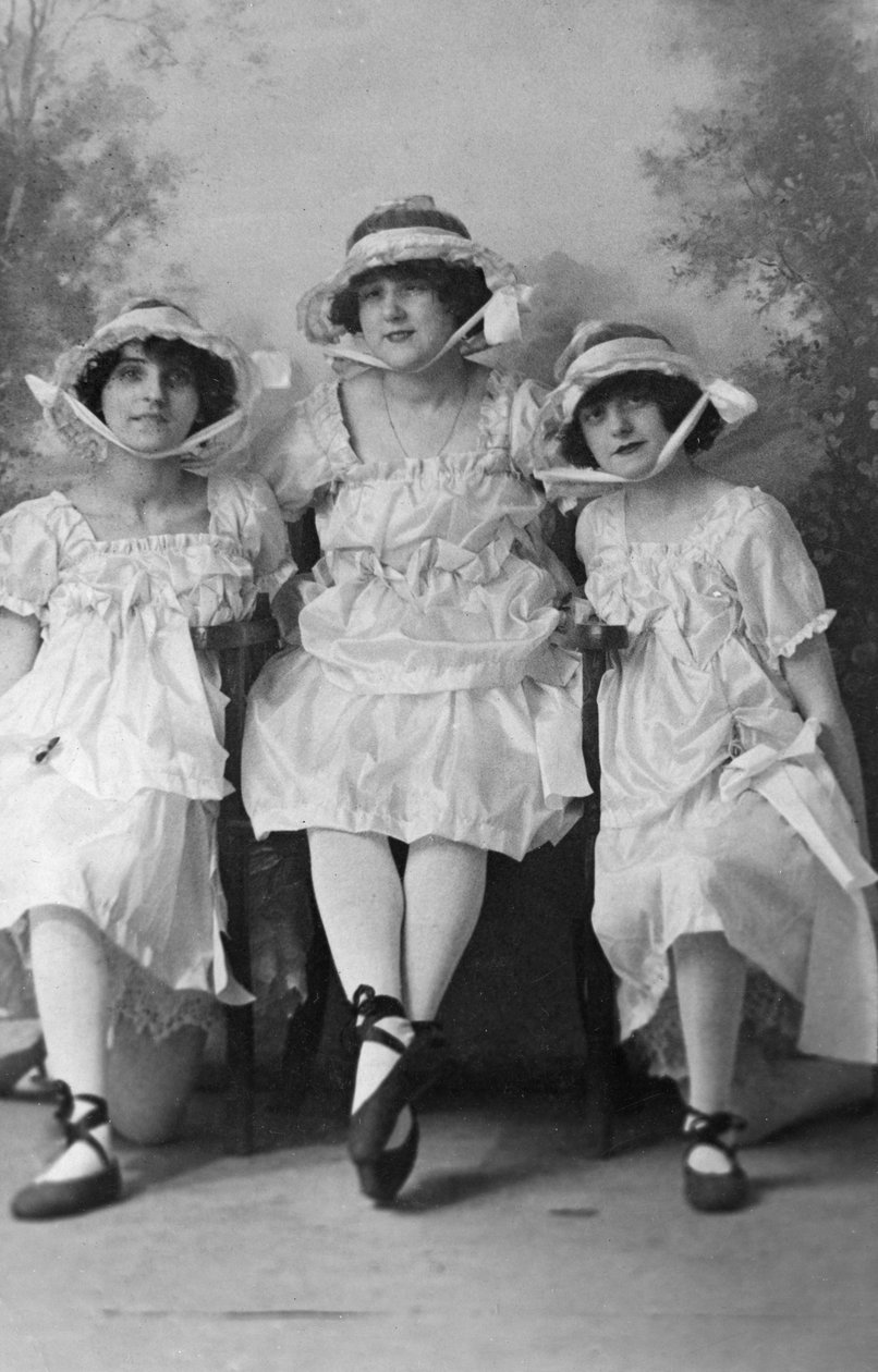 Three young women, photographed in Gales Studios, early 20th century by Unbekannt