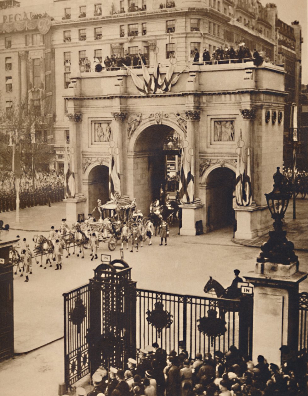 Through the Sovereigns Gate, Marble Arch, May 12, 1937 by Unbekannt