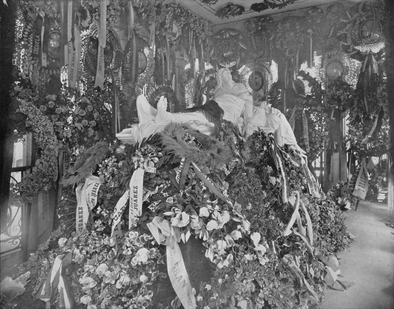 Tomb of Juarez, San Fernando Cemetery, City of Mexico, c1897 by Unbekannt