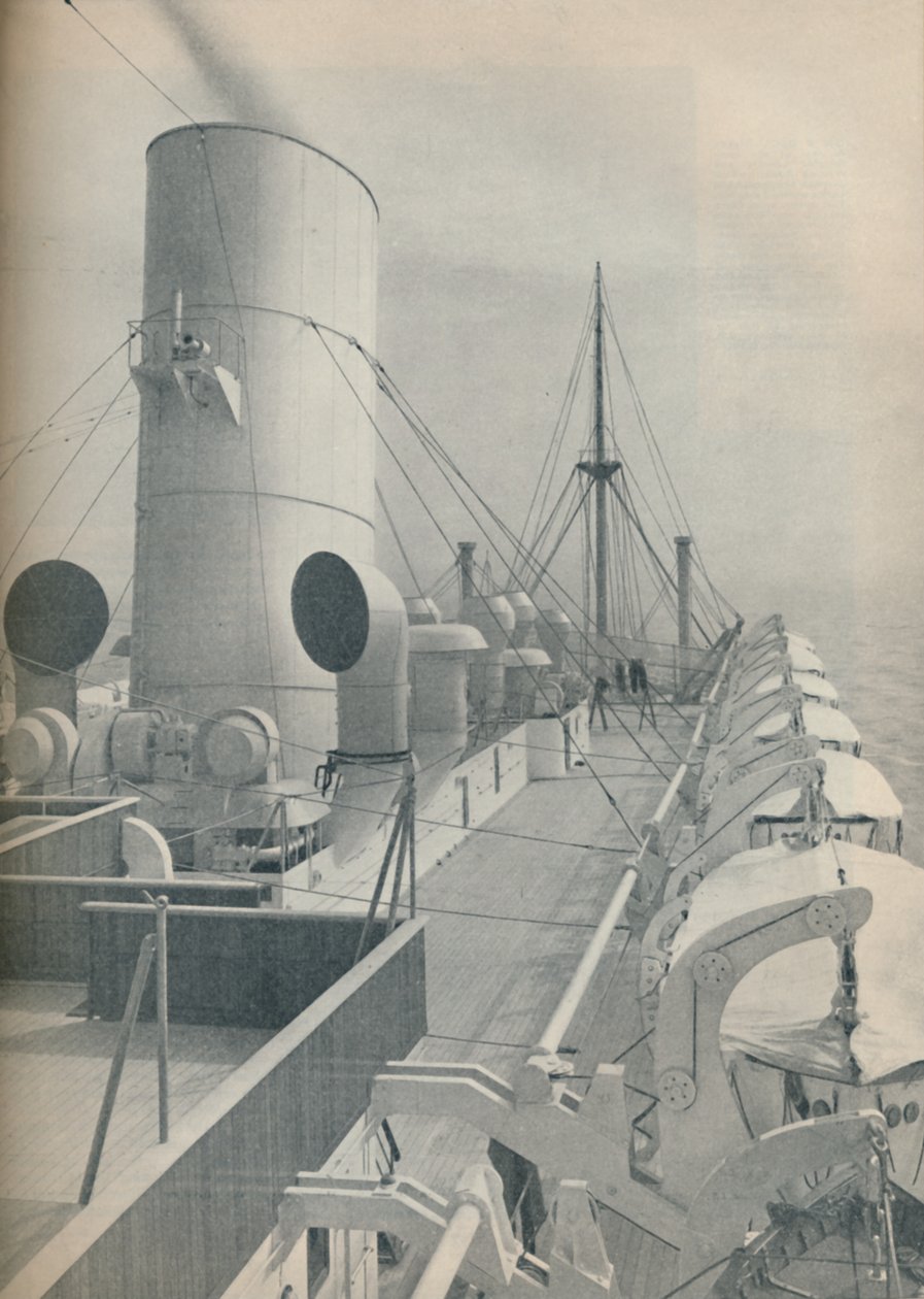 Top Deck of the Strathmore with modern lifeboats, 1936 by Unbekannt