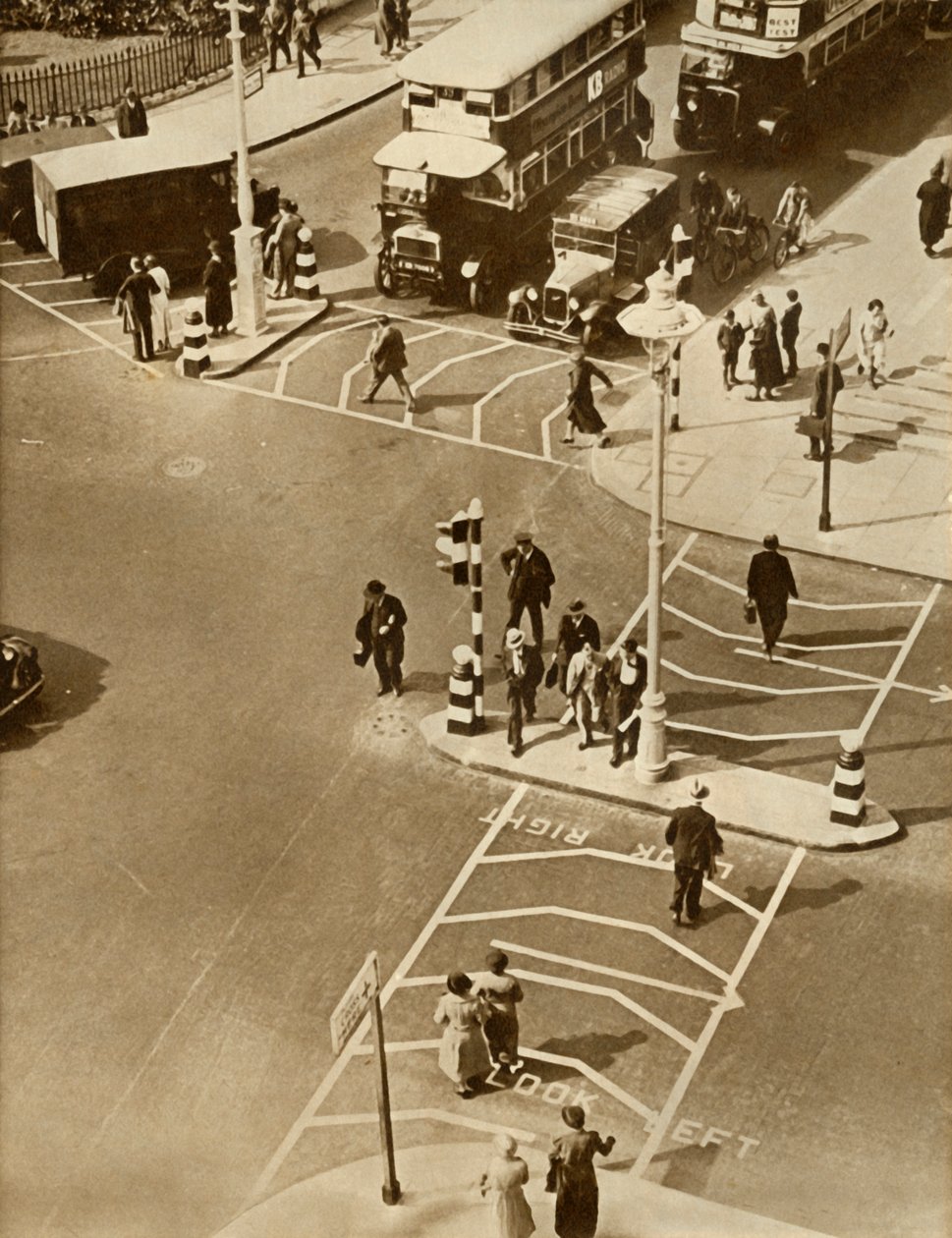 Traffic and pedestrians in Trafalgar Square, London, 1935 by Unbekannt
