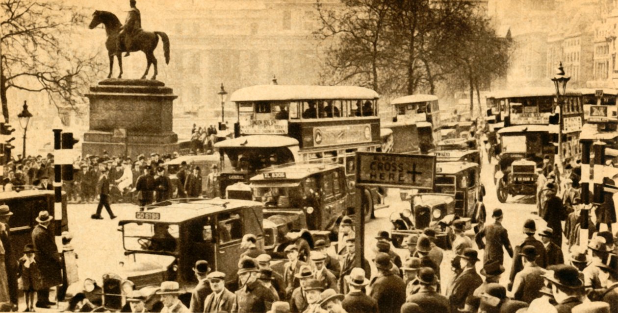 Traffic in Trafalgar Square, London, 1933 by Unbekannt