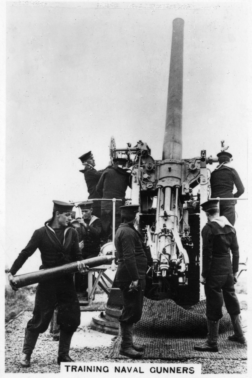 Training naval gunners, Whale Island, Portsmouth, Hampshire by Unbekannt