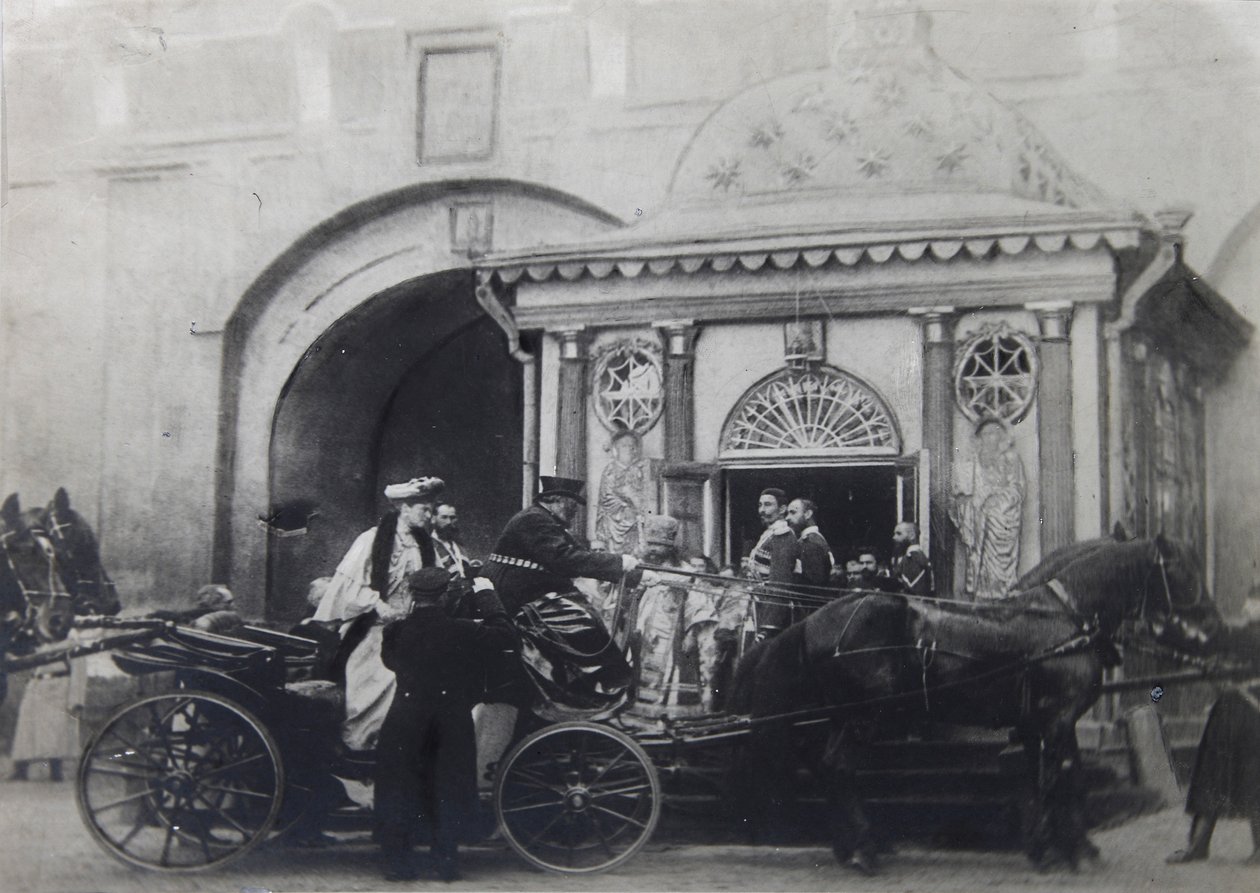 Tsarina Alexandra Fyodorovna Visiting the Iberian Chapel, Moscow, Russia by Unbekannt