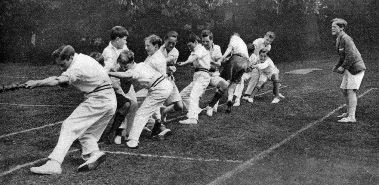Tug-of-War at the Mill Hill Junior School Sports Day, London, 1926-1927 by Unbekannt