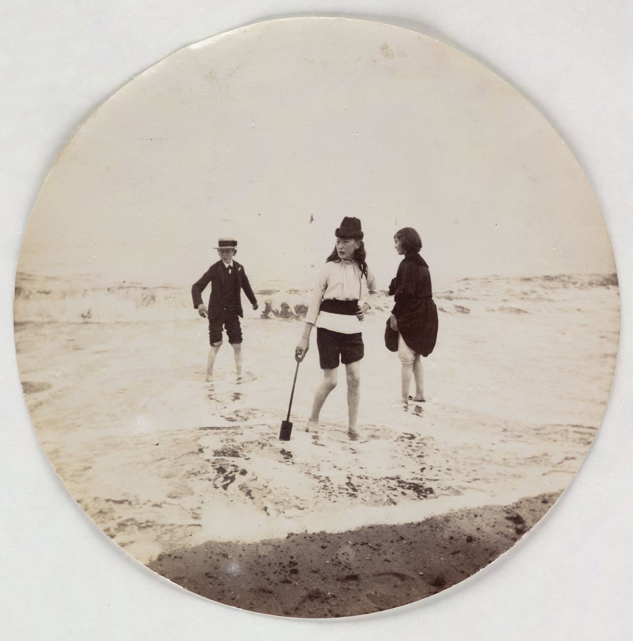 Two girls and a boy paddling in the sea, c 1890 by Unbekannt