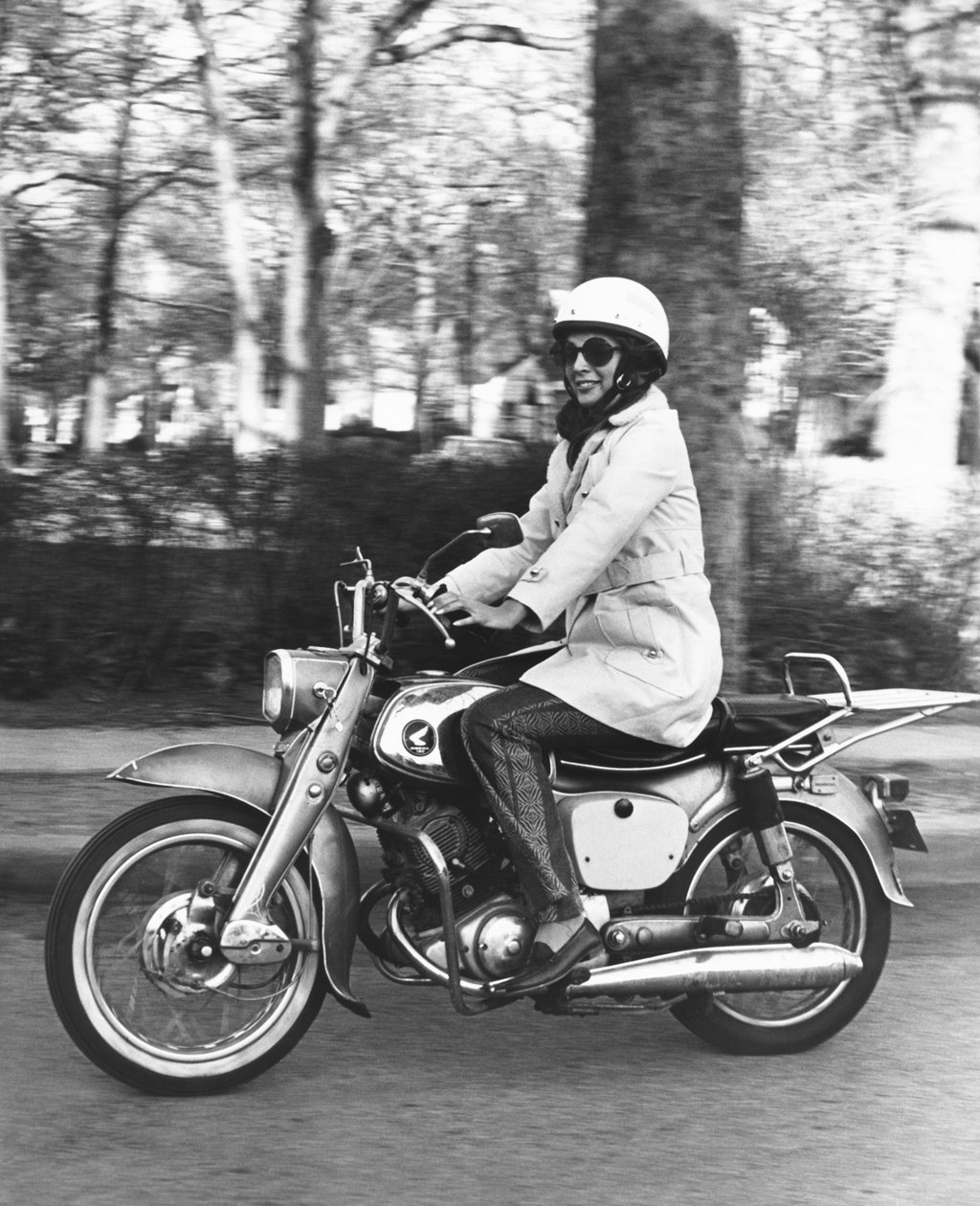 United States: c.1961 A woman riding her Honda 160 motorcycle by Unbekannt