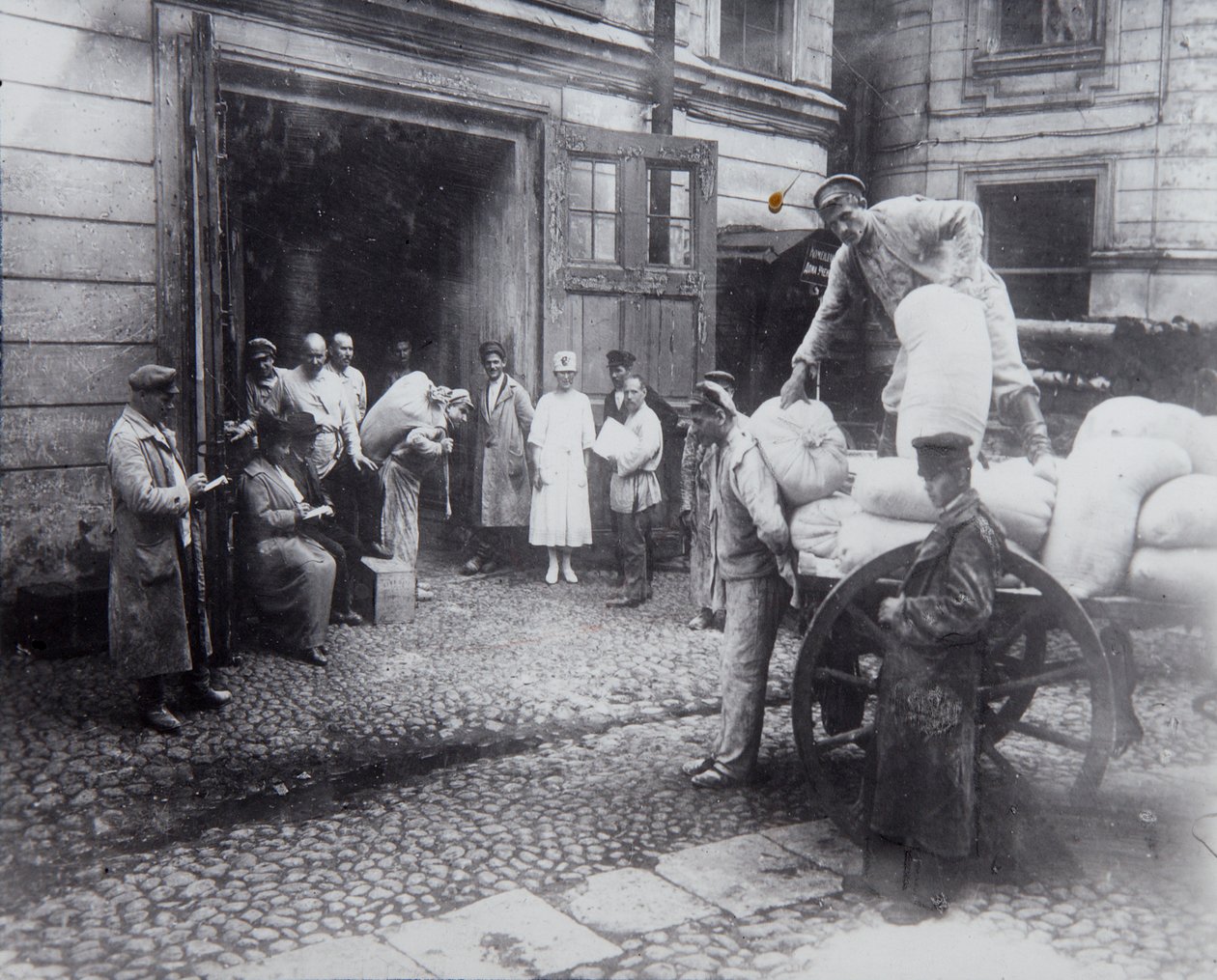 Unloading food, the House of Scientists, Petrograd, Russia, c1920-c1924 by Unbekannt