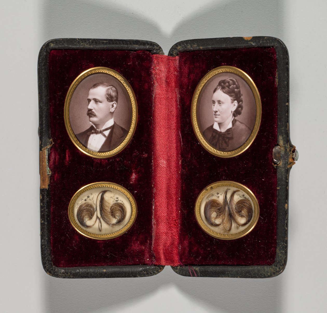 Untitled Case with Portraits of a Man and Woman and Hair Ornaments, c. 1870s by Unbekannt
