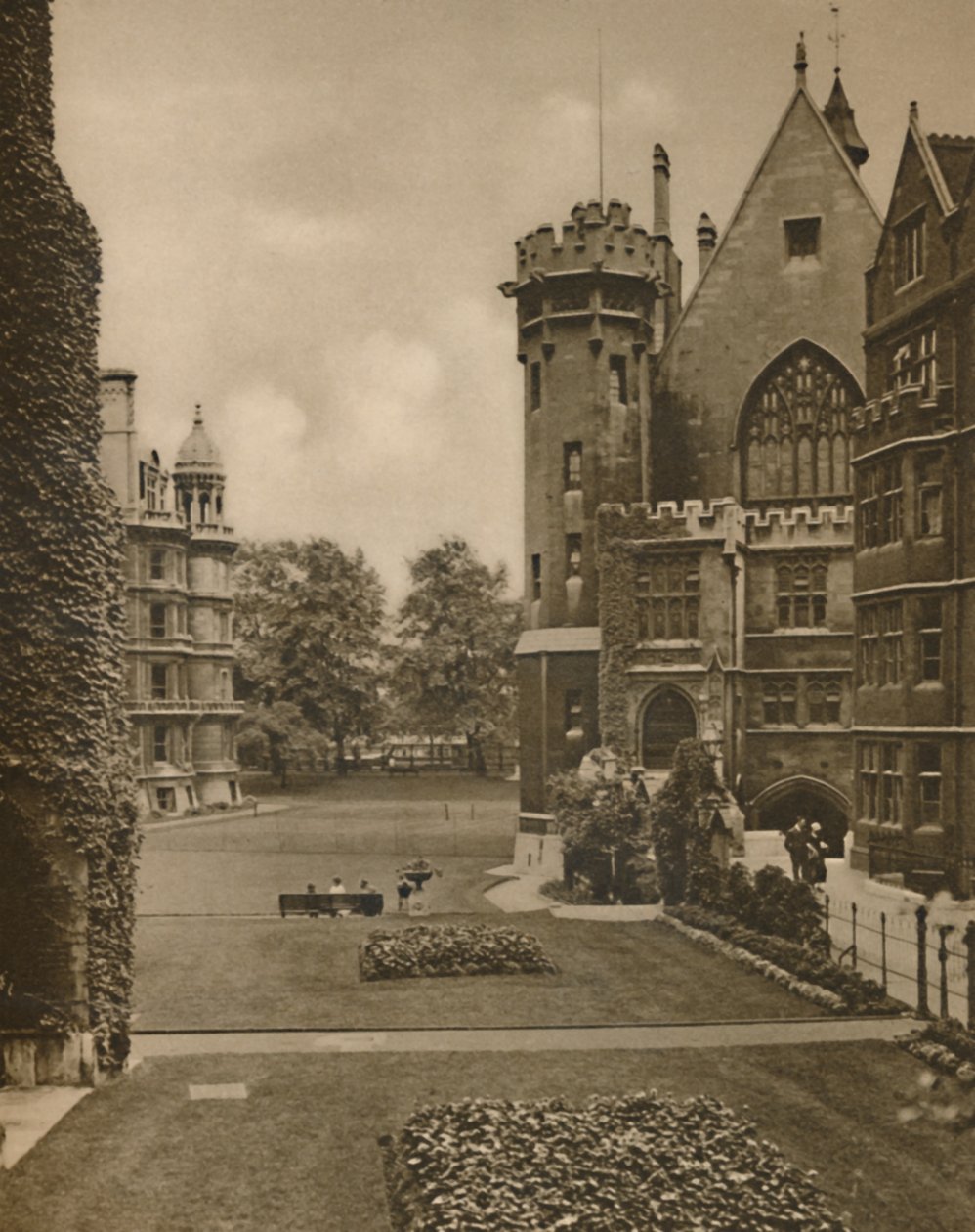 Vista of Middle Temple Gardens from Fountain Court, c1935 by Unbekannt