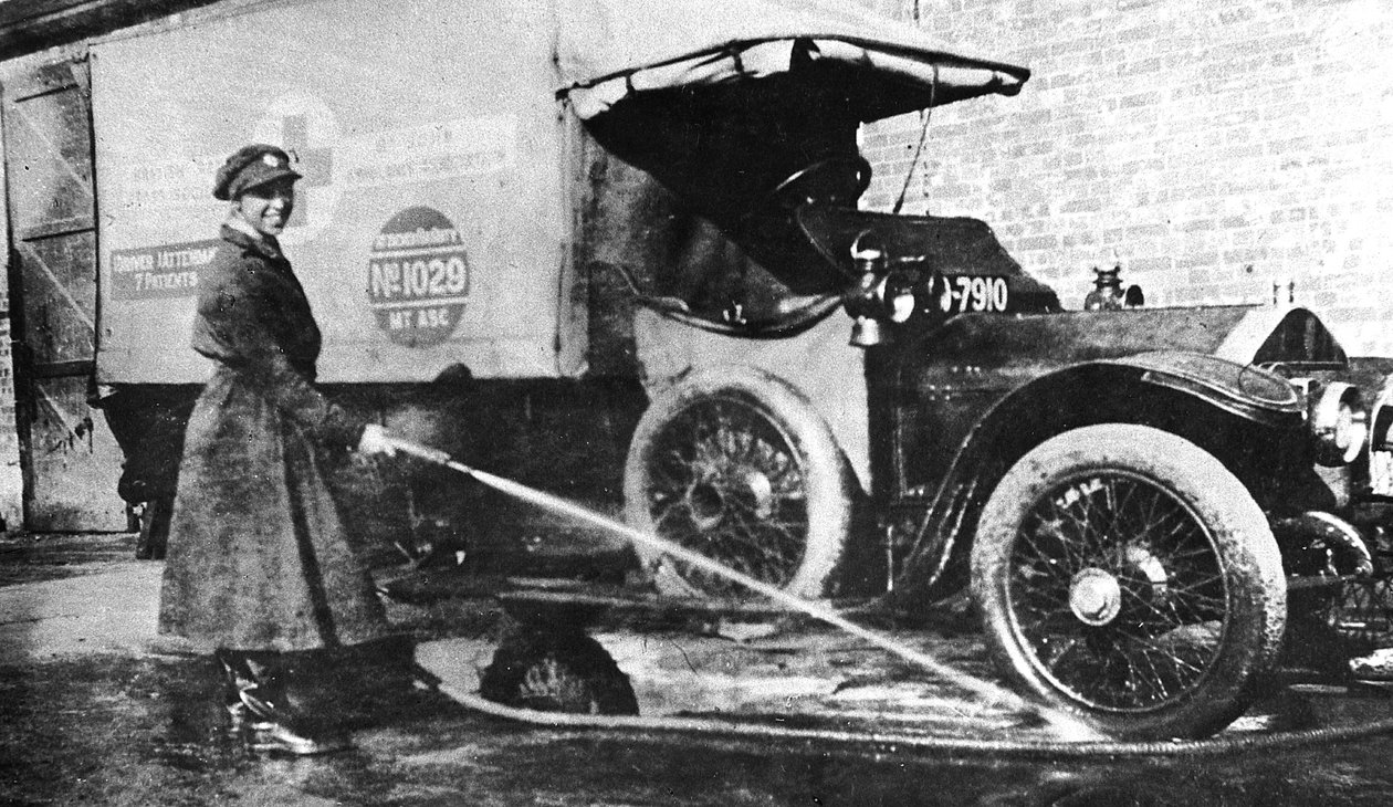 Volunteer English Woman Driver Washing Down Her Ambulance, Cambridge, World War I, 1915 by Unbekannt
