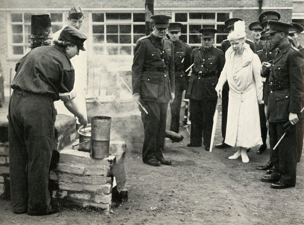 Watching A.T.S. girls at work...Army School of Cookery at Aldershot by Unbekannt